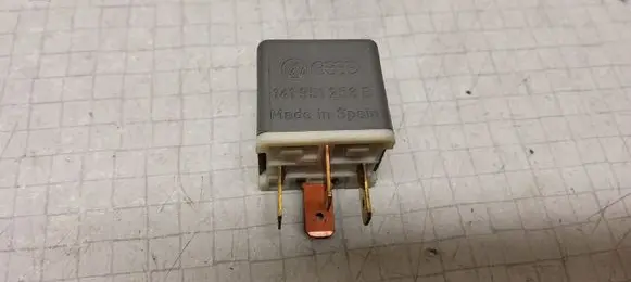 Volkswagen PASSAT B5 Other relay 141951253B
