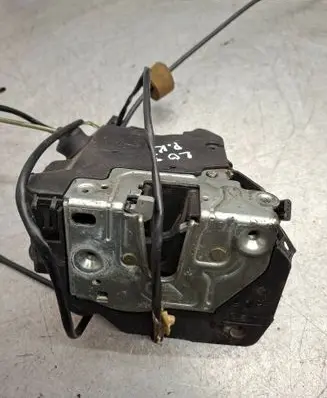 Mercedes-Benz C W203 Front door lock 2037200135