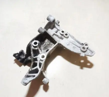 Peugeot 208 Engine mounting bracket 9674030280