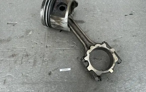 Nissan King Cab, Navara Piston with connecting rod A2010VK576