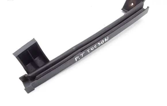 Hyundai Tucson JM Door glass rail 83560-2E000