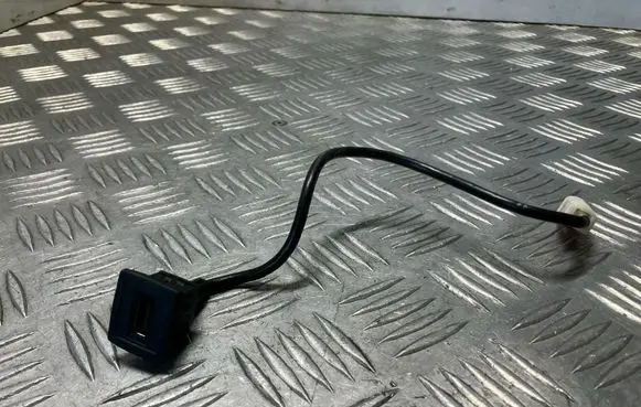 Mercedes-Benz C W204 USB socket connector A1728200515