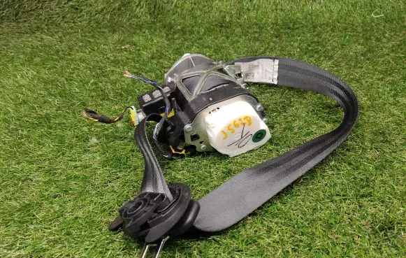 Volkswagen Jetta VI Front seatbelt 5C6857706C