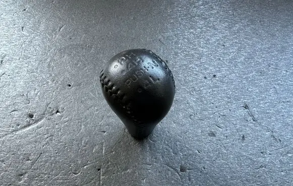 Nissan Patrol Y61 Gear lever shifter trim leather/knob 33218VB005