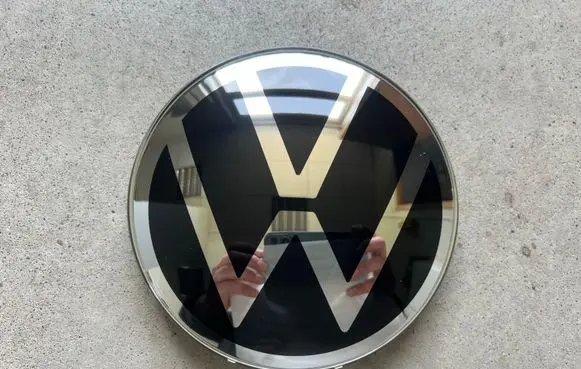 Volkswagen Tiguan Manufacturer badge logo/emblem 5NA853601M