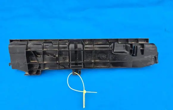 BMW 1 E81 E87 Radiator mount bracket 7524912