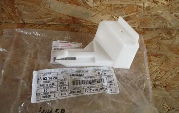 Mitsubishi Lancer VIII Front bumper mounting bracket 6400A851