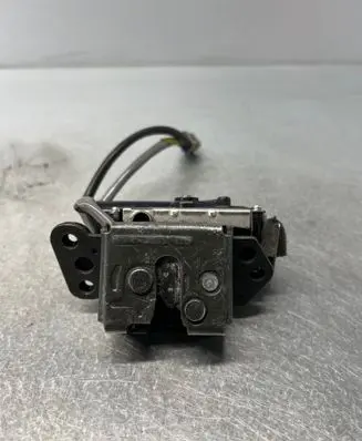 Toyota Avensis T250 Tailgate lock latch 6935005051