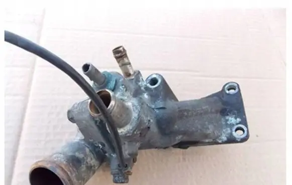 Toyota Dyna U100 Y100 Thermostat/thermostat housing