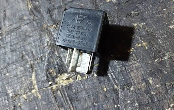 Volkswagen Polo III 6N 6N2 6NF Other relay 7M0951253A 95VW10K705CA
