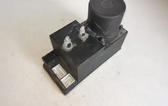 Audi A3 S3 8L Central locking vacuum pump 8L0862257P