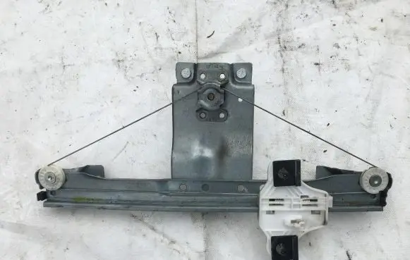 Rear door manual window regulator