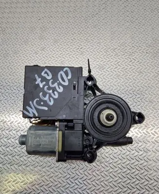 Volkswagen PASSAT B7 Front door window regulator motor 0130822451