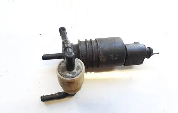 Volkswagen PASSAT B5 Windscreen/windshield washer pump 1j0973722