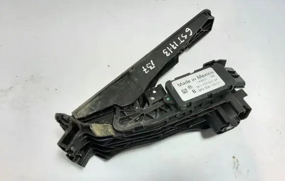 Volkswagen PASSAT B7 Accelerator throttle pedal 1K1723503AF