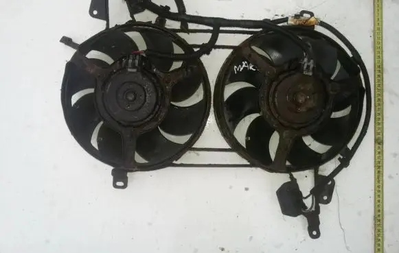 Radiator cooling fan shroud