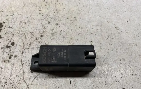Volvo V70 Glow plug pre-heat relay 0281003047 31342686