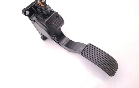 Accelerator throttle pedal