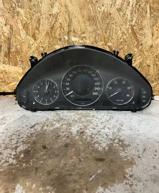 Speedometer (instrument cluster)