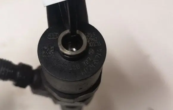 Opel Insignia A Fuel injector 0445110327