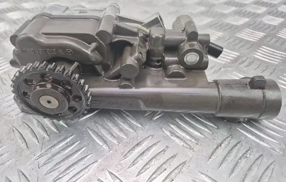 Mercedes-Benz A W176 Oil pump A2701800601 R2701810301