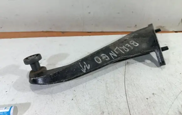 Peugeot Partner Sliding door upper roller guide/hinge 9680486980