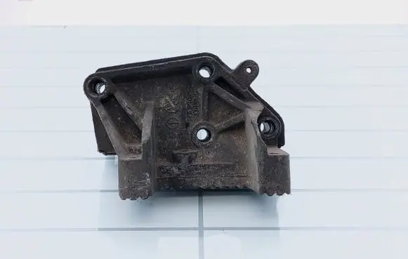 Volvo S40, V40 Engine mounting bracket 8200766020