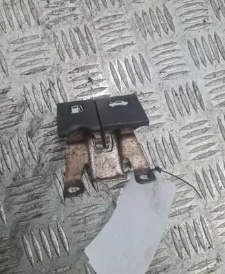 Nissan Note (E11) Fuel tank opening switch 