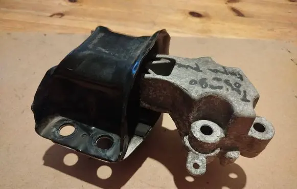 Engine mount bracket