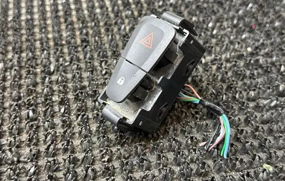 Renault Megane III Hazard light switch 252100502R