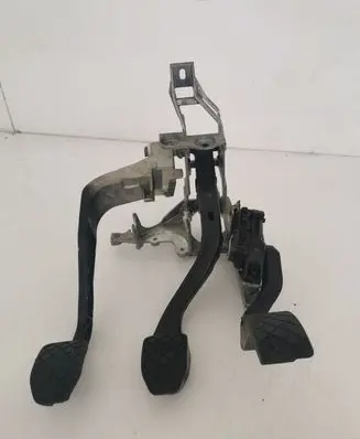 Volkswagen PASSAT B5.5 Pedal assembly 8D1721117