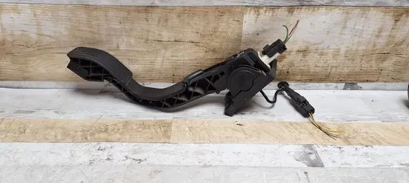 Accelerator throttle pedal