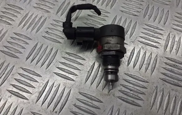 Volkswagen PASSAT B6 Fuel pressure regulator 057130764H