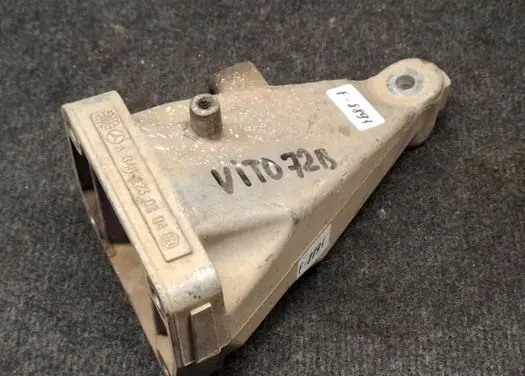 Mercedes-Benz Vito Viano W638 Engine mounting bracket A6462230204