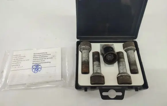 Mercedes-Benz S W221 Anti-theft wheel nuts and lock 