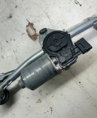 Hyundai Santa Fe Front wiper linkage and motor