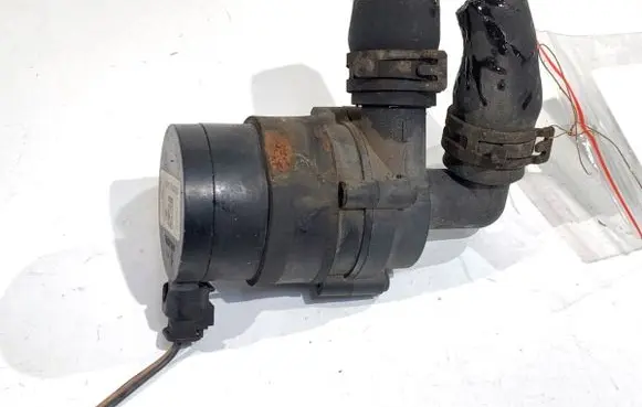 Volkswagen Touran I Oil filter mounting bracket 
