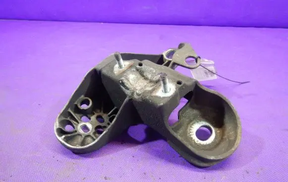 Audi A4 S4 B5 8D Engine mounting bracket 4B0199351B
