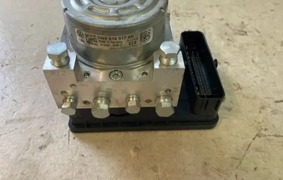 Volkswagen Golf VIII Master brake cylinder