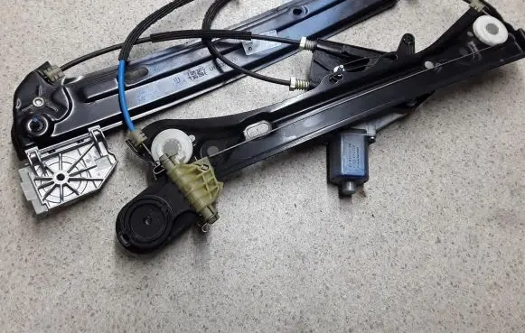 BMW 4 F32 F33 Front door window regulator with motor 7326327 7365259 0130822514