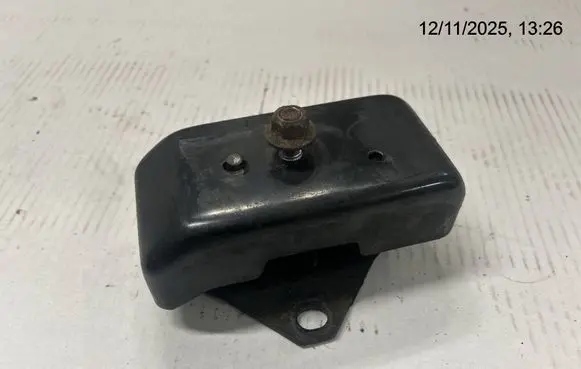 Mitsubishi L200 Engine mount bracket