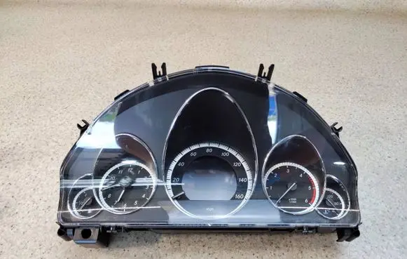 Speedometer (instrument cluster)