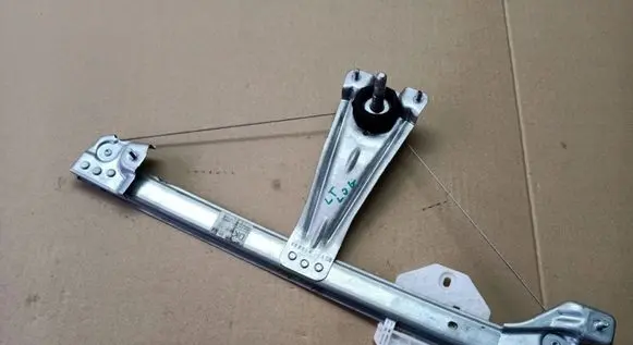 Rear door manual window regulator