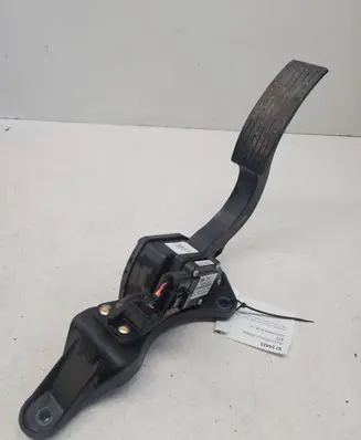 Accelerator throttle pedal