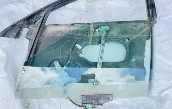 Audi 100 S4 C4 Front door window/glass frame 