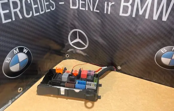 Mercedes-Benz E W213 Fuse box cover A2135400200 20170516