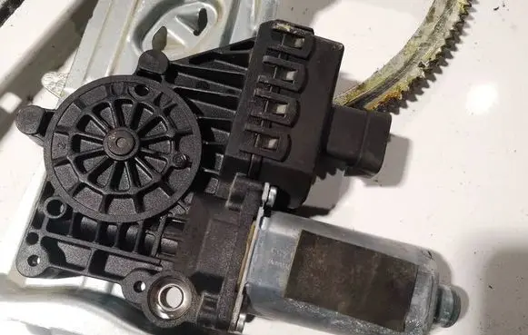 Opel Astra H Front door window regulator motor