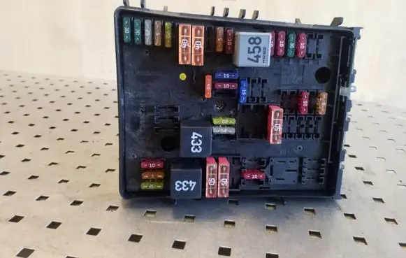 Volkswagen Touran I Fuse module 1K0937124H