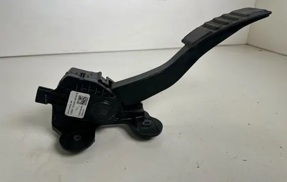 Ford Mustang VI Accelerator throttle pedal CR339F836BB