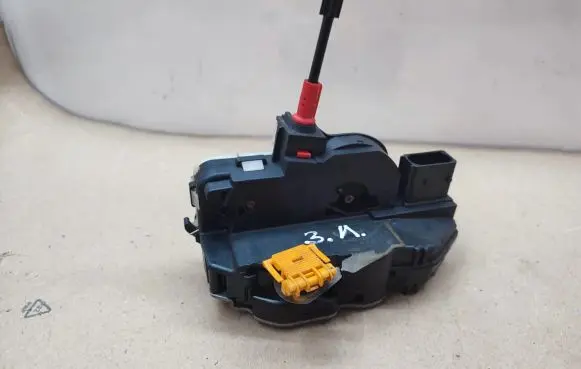 Opel Zafira C Rear door lock